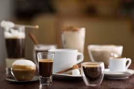 Espresso mit dichter Crema in weißer Tasse