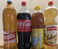 Verschiedene Softdrink-Flaschen auf Eis